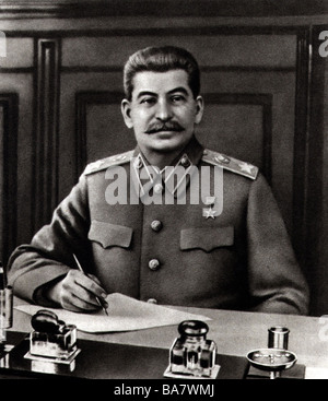 Stalin, Joseph Vissarionovich, 18.12.1879 - 5.3.1953, statista sovietico, Segretario generale del Partito Comunista dell'Unione Sovietica 1922 - 1953, a mezza lunghezza, seduto alla scrivania, dopo la pittura, Foto Stock