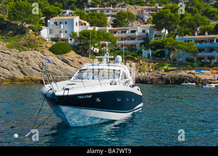 Yacht di ancoraggio anteriore del Sant Elm Maiorca Baleares Spagna Sant Elm, Mallorca, Baleares, Spagna | Yacht vor ankert Sant Elm Foto Stock