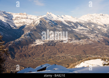 Una vista dalla valle della rinomata stazione sciistica di Nendaz nella Valle del Rodano vicino Sitten (SION), regione del Canton Vallese. Foto Stock