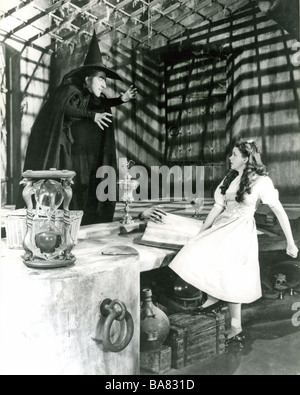 THE WIZARD OF OZ 1939 film MGM musical con Judy Garland a destra come Dorothy e Margaret Hamilton come la Strega Malvagia Foto Stock