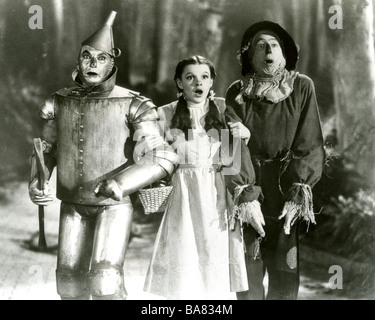 THE WIZARD OF OZ 1939 film MGM.Da sinistra: Jack Haley come uomo di stagno, Judy Garland come Dorothy e Ray Bolger come The scarecrow Foto Stock