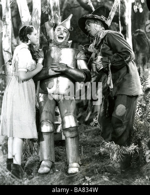 THE WIZARD OF OZ 1939 film MGM.Da sinistra: Judy Garland come Dorothy, Jack Haley come uomo di stagno e Ray Bolger come The scarecrow Foto Stock