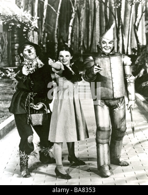 THE WIZARD OF OZ 1939 MGM film con da sinistra Ray Bolger come spaventapasseri, Judy Garland come Dorothy e Jack Haley come uomo di stagno Foto Stock