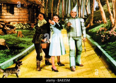 THE WIZARD OF OZ 1939 MGM film con da sinistra Ray Bolger come spaventapasseri, Judy Garland come Dorothy e Jack Haley come uomo di stagno Foto Stock