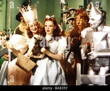 THE WIZARD OF OZ 1939 MGM film con da sinistra Billie Burke, Judy Garland, Bert Lahr e Jack Haley Foto Stock