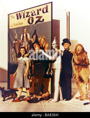 THE WIZARD OF OZ 1939 MGM film con da sinistra Judy Garland, Ray Bolger, Jack Haley, Frank Morgan e Bert Lahr Foto Stock