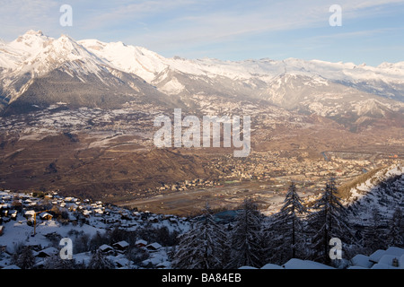 Una vista dalla valle della rinomata stazione sciistica di Nendaz nella Valle del Rodano vicino Sitten (SION), regione del Canton Vallese. Foto Stock