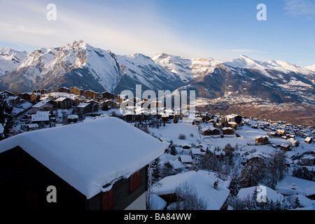 Una vista dalla valle della rinomata stazione sciistica di Nendaz nella Valle del Rodano vicino Sitten (SION), regione del Canton Vallese. Foto Stock