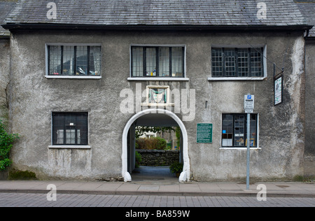 Facciata di Sandnes ospedale, con datestone di 1659, Highgate, Kendal Cumbria, England Regno Unito Foto Stock