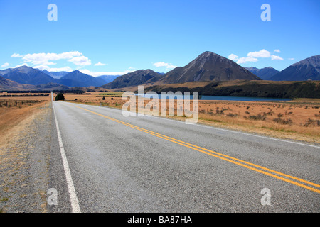 La linea centrale di vuoto lungo rettilineo SH83 strada in NZ Foto Stock