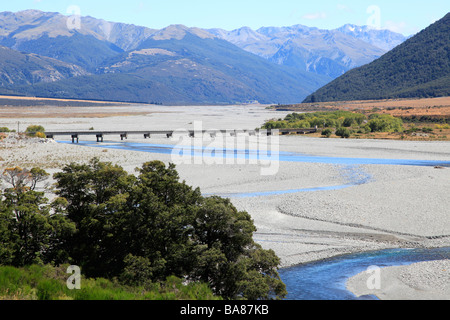 Intrecciati lungo la valle del fiume Foto Stock