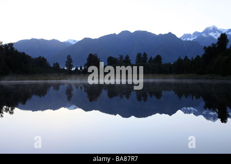 Alpi del Sud si riflette nelle acque del lago Matheson, Franz Josef,West Coast,Isola del Sud, Nuova Zelanda, Oceania Foto Stock