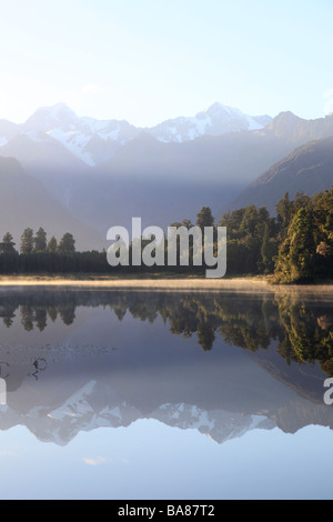 Alpi del Sud si riflette nelle acque del lago Matheson,Franz Josef,West Coast,Isola del Sud, Nuova Zelanda, Oceania Foto Stock