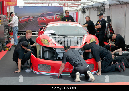 Auto da corsa essendo predisposta per azione in corrispondenza della Toyota Grand Prix Foto Stock