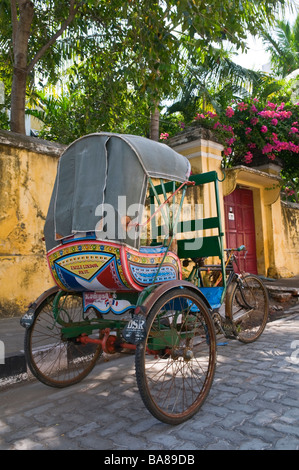 In rickshaw nel Quartiere Francese o ville Blanche Pondicherry Tamil Nadu India Foto Stock