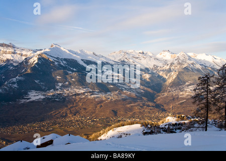 Una vista dalla valle della rinomata stazione sciistica di Nendaz nella Valle del Rodano vicino Sitten (SION), regione del Canton Vallese. Foto Stock