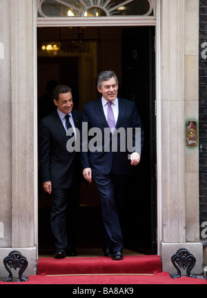 Il Presidente francese Nicolas Sarkozy in visita il Primo Ministro Gordon Brown al 10 di Downing Street durante la sua visita in Gran Bretagna Foto Stock