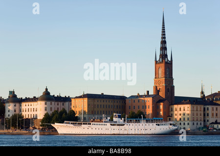 Stoccolma SVEZIA isola di Riddarholmen con vista della cattedrale di Riddarholmskyrkan come il sole tramonta Foto Stock