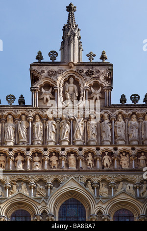 Le statue sulla facciata ovest della Cattedrale di Wells in pozzetti in SW Inghilterra. Foto Stock