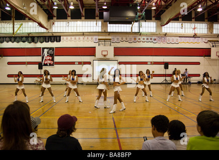 Indianapolis Colts cheerleaders di eseguire le loro forze armate Entertainment show di varietà a Il Cairo American College, Egitto Foto Stock