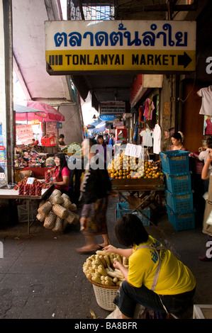 Occupato il marciapiede in scena a Chinatown di Bangkok, Thailandia Foto Stock