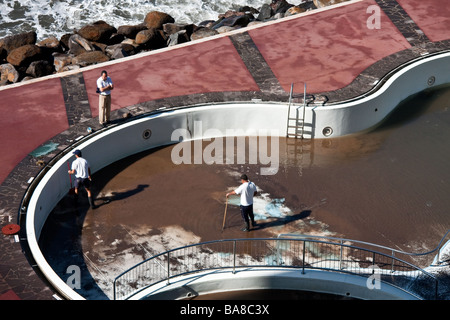 La cancellazione del pool di limo dopo la tempesta tropicale in Funchal Madeira Foto Stock