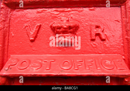 Close up di un dipinto di rosso Victorian letter box che mostra VR e Post Office Foto Stock