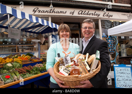 Regno Unito Inghilterra Cheshire Alderley Edge Mike e Gill Grantham al di fuori del loro villaggio tradizionale fruttivendolo Foto Stock