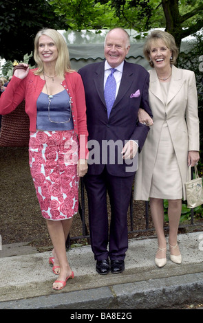 ESTHER RANTZEN MARITO DESMOND WILCOX E ANNEKA RISO ALLA SOCIETÀ PARTE IN CHELSEA LONDRA Foto Stock