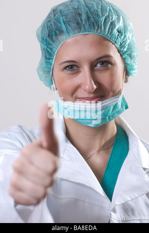 Giovane medico pollice in alto Foto Stock