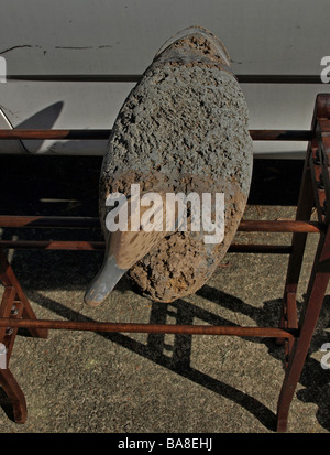 A spiovente in legno intagliato duck decoy per la caccia seduto su rack per la vendita all'asta, grigio e marrone, vista dall'alto in basso Foto Stock