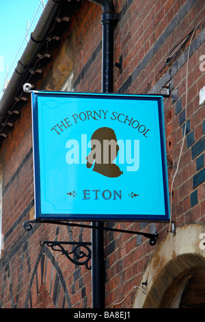 Segno sopra l'ingresso alla scuola Porny, Eton, Windsor, Berkshire. Foto Stock