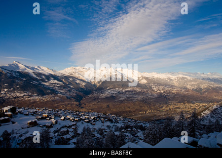 Una vista dalla valle della rinomata stazione sciistica di Nendaz nella Valle del Rodano vicino Sitten (SION), regione del Canton Vallese. Foto Stock