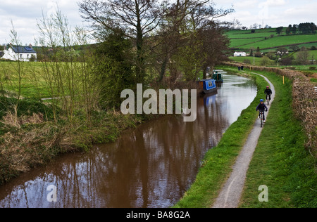 I ciclisti sulla strada alzaia del Monmouthshire Brecon Canal in Galles. Foto di Gordon Scammell Foto Stock