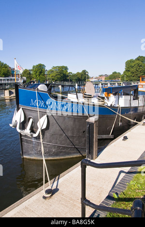 Barca ormeggiata lungo il Tamigi alzaia vicino a Teddington Lock, adiacente a Teddington weir. Foto Stock