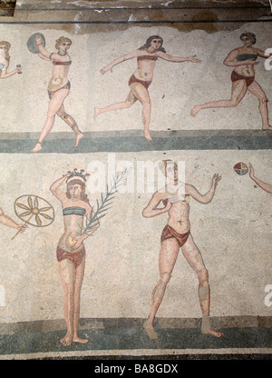 Mosaico romano di Bikini ragazze in Villa del Casale di Piazza Armerina, SICILIA, ITALIA Foto Stock