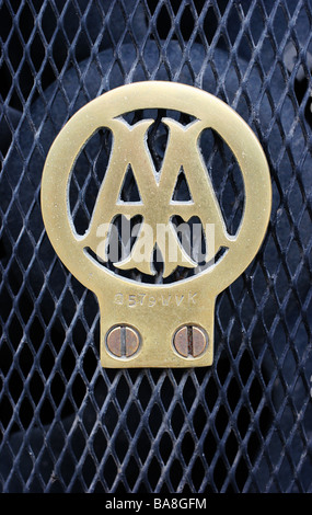 Ottone Vintage AA Automobile Association logo badge sulla griglia anteriore di un auto classica Foto Stock