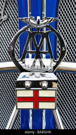 Vintage AA Automobile Association distintivo logo sopra l'Inghilterra bandiera su un classico british sportscar Foto Stock