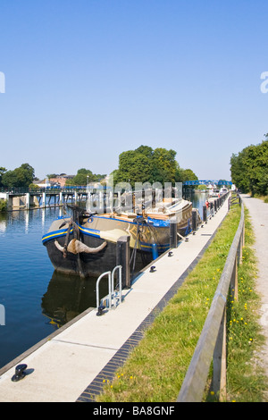 Narrowboat ormeggiata lungo il Tamigi alzaia vicino a Teddington Lock, adiacente a Teddington weir. Foto Stock