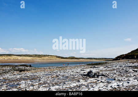 Il roccioso riva del fiume Ogmore come si entra nel canale di Bristol nel Galles. Foto di Gordon Scammell Foto Stock