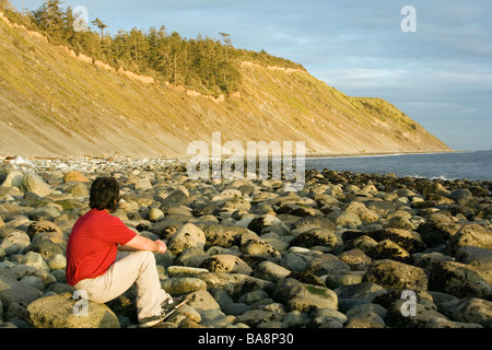 Persona sulla spiaggia rocciosa - Fort Ebey del Parco Statale di Whidbey Island, Washington Foto Stock