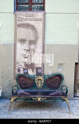 Ritratto di Michail Bulgakov davanti a casa sua. Michail Bulgakov è uno scrittore russo autore di ' Maestro e Margherita" Foto Stock