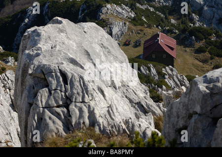 Vista di mountain lodge 'Schlosserov dom' nel Parco Nazionale di Risnjak dal vertice di Risnjak Foto Stock