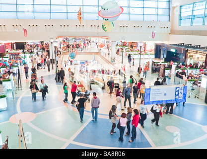 Fuengirola Provincia di Malaga Costa del Sol Spagna interno Parque Miramar shopping centre Foto Stock