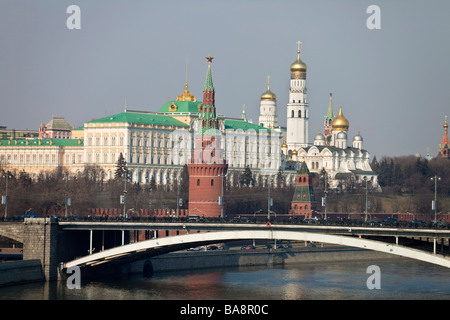 Vista sopra il Cremlino e il fiume Moskva Mosca Russia Foto Stock