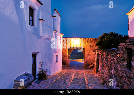 Viale medievale Travessa D. Dinis e la parete ingresso da Porta de Alcoba nel villaggio storico Monsaraz Foto Stock