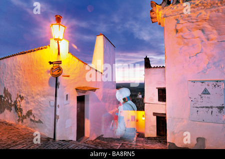 Tourist passando il vicolo di Santiago in Monsaraz a stagione invernale Foto Stock