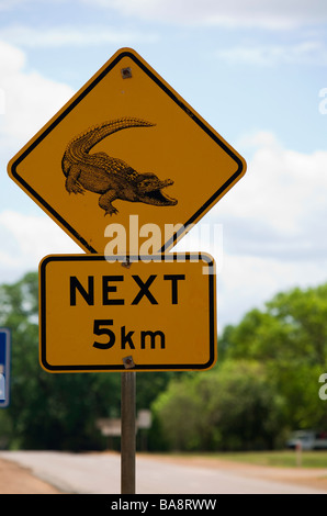 Coccodrillo segno di pericolo presso il Fiume South Alligator nel Parco Nazionale Kakadu, Territorio del Nord, l'AUSTRALIA Foto Stock