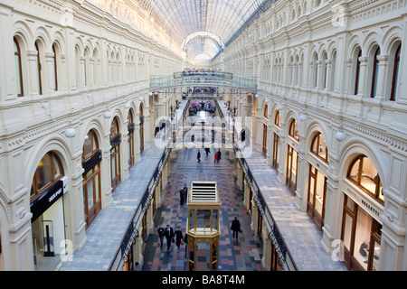 Galleria GUM, Mosca, quadrato rosso della Russia. Grandi Magazzini Gum shopping mall è il luogo con il più costoso negozi in Russia Foto Stock
