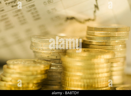 Pile di monete in euro e di tassi di cambio Foto Stock